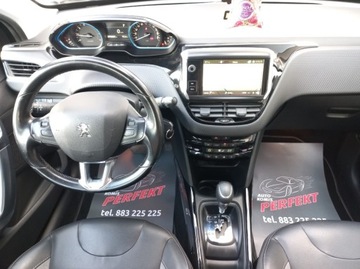 Peugeot 2008 I SUV Facelifting 1.2 PureTech 110KM 2018 Peugeot 2008 Automat Klimatronik Nawigacja 1.2 Benzyna 110KM, zdjęcie 16