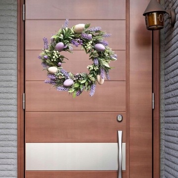 Пасхальный венок, висящий на входной двери Окнодла