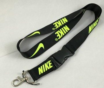 NIKE SMYCZ DO TELEFONU KLUCZY DUŻE LOGO BLACK/VOLT CZARNA SELEDYNOWA