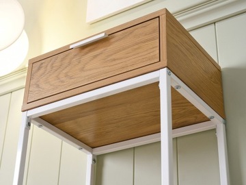 ДЕРЕВЯННАЯ КОНСОЛЬ С ЯЩИКОМ ДЛЯ ХАЛЛЕИ ДУБ НОРА С НА БЕЛЫХ НОЖКАХ