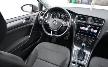 Volkswagen Golf VII e-Golf Facelifting Electro 136KM 2018 Volkswagen Golf 136 KM FULL LED Nawigacja Serwisowany Zarejestrowany 136KM, zdjęcie 18
