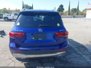Mercedes GLB 2022 Mercedes-Benz GLB 2022 r., 2,0L 250 4MATIC 2.0 Benzyna 221KM, zdjęcie 4