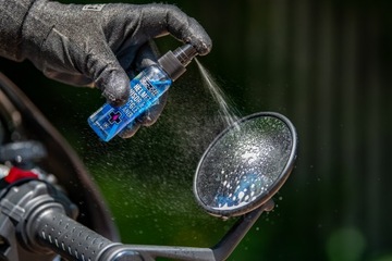 Препарат Muc-Off для очистки козырьков и линз шлемов, очков и мотоциклов.