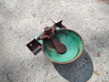 Старый чугунный питьевой фонтан для животных, промышленный чердак