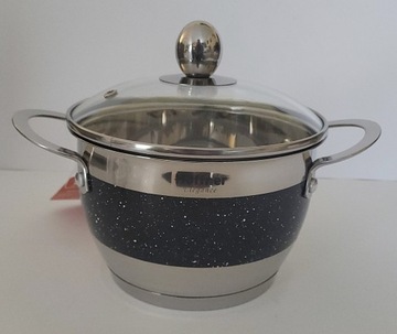 Набор из 12 черных кастрюль для индукции.