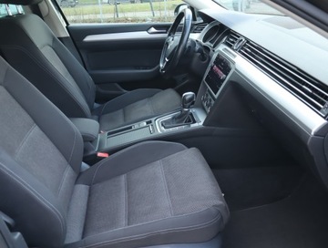Volkswagen Passat B8 Variant 2.0 TDI BlueMotion SCR 150KM 2018 VW Passat 2.0 TDI, Automat, Navi, Klima, zdjęcie 8