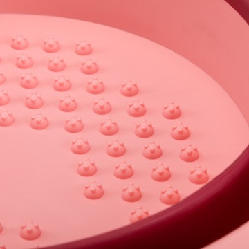 Розовая складная чаша для педикюра.