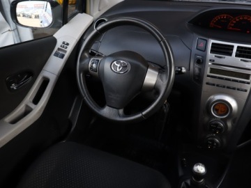 Toyota Yaris II Hatchback 5d 1.0 VVT-i 69KM 2010 Toyota Yaris 1.0 VVT-i, Klima, Klimatronic, zdjęcie 6