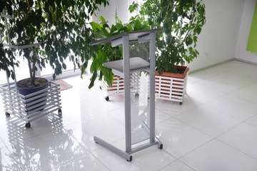 Стильная кафедра на металлическом каркасе 60х60х115см.