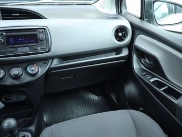 Toyota Yaris III Hatchback 5d Facelifting 2017 1.0 VVT-i 72KM 2020 Toyota Yaris 1.0 VVT-i, Salon Polska, zdjęcie 7