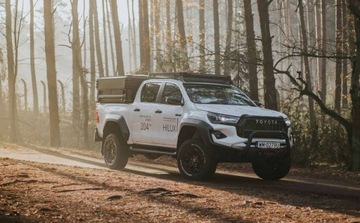 Toyota Hilux VIII Podwójna kabina Facelifting 2024 2.8 D-4D 204KM 2025 Toyota Hilux Zawieszenie Old Man Emu Wyciagarka Warn Oswietlenie Lazer N, zdjęcie 2