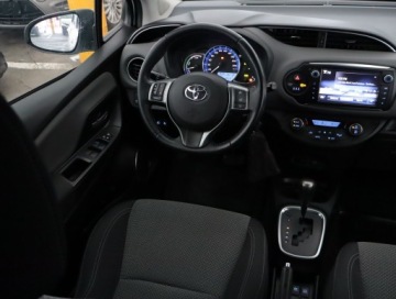 Toyota Yaris III Hatchback 5d Facelifting Hybrid 100KM 2016 Toyota Yaris 1.5 Hybrid, Serwis ASO, Automat, zdjęcie 6