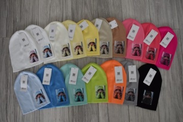 КЛАССИЧЕСКАЯ ОДНОСЛОЙНАЯ ШАПОЧКА MINOUU С АППЛИКАЦИЕЙ ДЛЯ КУКОЛ ЦВЕТ БЕЛЫЙ