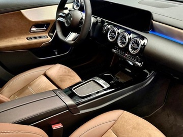 Mercedes CLA C118/X118 Coupe Facelifting 1.3 200 163KM 2024 MERCEDES-BENZ CLA 200 AMG Line Sedan 1.3 (163KM) 2024, zdjęcie 8