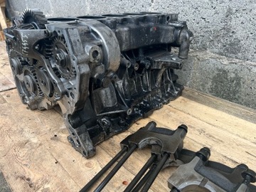 BLOK MOTORU 070103021F KOLA VAČKY(ROZVODU) NOHA KLIKOVÉ HŘÍDELE AXE VW T5 2.5 TDI