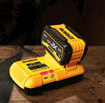 Быстрое зарядное устройство 12А для аккумуляторов DeWALT DCB117.