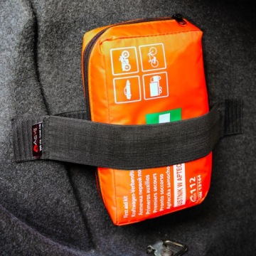 АВТОМОБИЛЬНЫЙ КОМПЛЕКТ ОГНЕТУШИТЕЛЬ 1 КГ ПОЖАРНЫЙ КОМПЛЕКТ ПРЕДУПРЕЖДАЮЩИЙ ТРЕУГОЛЬНИК + ДЕРЖАТЕЛЬ НА ВЕЛКРО