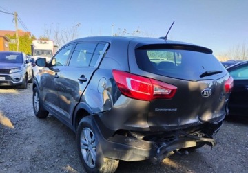 Kia Sportage III SUV 1.7 CRDi 116KM 2013 Kia Sportage 2013r, 1.7 CRDI. Uszkodzony tyl i lekko przod. Jezdzi. 1.7, zdjęcie 2