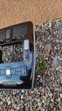 Решетка корпуса радиоприемника на центральной консоли Nissan Leaf