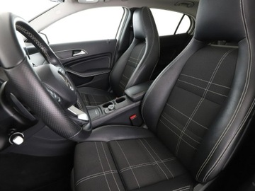 Mercedes GLA I Off-roader 1.6 200 156KM 2015 Mercedes GLA 200 automat grzane fotele navi, zdjęcie 12