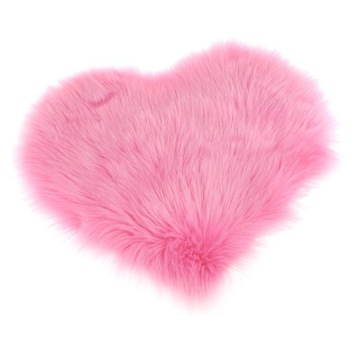 Плюшевый чехол на диван в виде розовых сердечек.