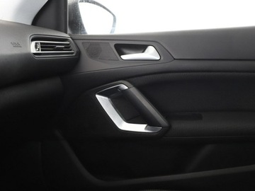 Peugeot 308 II Hatchback Facelifting 1.2 PureTech 130KM 2019 Peugeot 308 Allure automat panorama navi PDC, zdjęcie 30