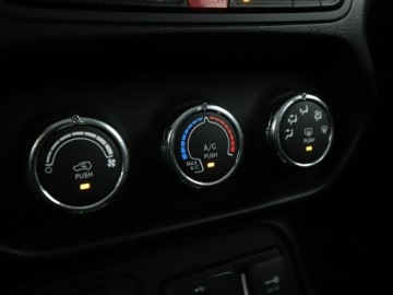 Jeep Renegade SUV 1.4 MultiAir 140KM 2017 Jeep Renegade automat navi grzane fotele klima, zdjęcie 23