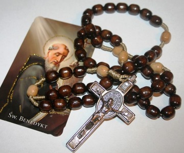 Мужские или женские деревянные четки на св. струне. Медальон с крестом Бенедикта.