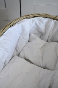 ПЛЕТЕНАЯ ЛЮБИЛЬКА ДЛЯ КУКЛ, БЕЖЕВЫЙ + белая окантовка