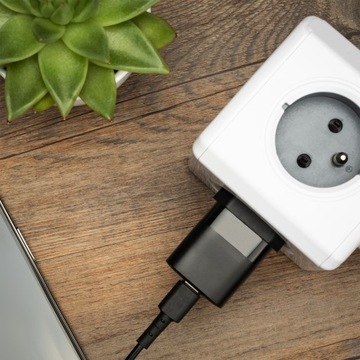 Зарядное устройство USB-C + фиксированный кабель USB-C, 30 Вт