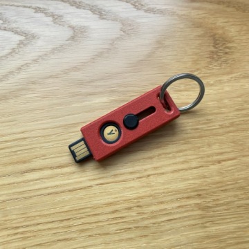 Выдвижной чехол для Yubikey 5/5C NFC USB-A и USB-C Premium RED