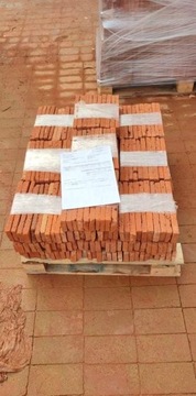 Плитка с лицевой стороной из красного кирпича и полосами из кирпича