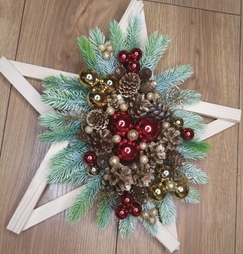 Украшение венком рождественской двери