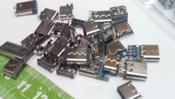 Набор из 30 различных разъемов USB-C типа C.