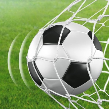 Футбол к ноге ноги футбольного футбола Черно -белый вшит в патчах