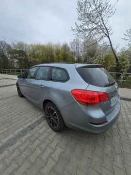 Opel Astra J Sports Tourer 1.7 CDTI ECOTEC 110KM 2011 Opel Astra Klimatyzacja - 1.7cdti - 2011r, zdjęcie 4