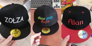 ШЛЯПА ПРЯМОГО КОЗЫРЯ, С ВЫШИВКОЙ ЛОГОТИПА С НАПЕЧАТАННОЙ НАДПИСЬЮ