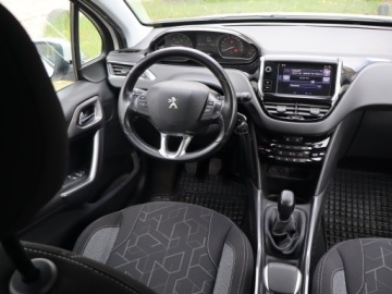 Peugeot 2008 I SUV Facelifting 1.2 PureTech 110KM 2017 Peugeot 2008 1.2 PureTech, Salon Polska, Navi, zdjęcie 6