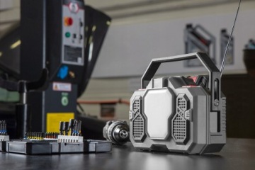 ГРАФИТОВАЯ КОНСТРУКЦИЯ РАДИО BLUETOOTH LED 18V + 2Ah