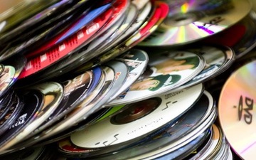 PŁYTY CD DVD DO DEKORACJI RÓŻNE Box 65 Szt. ZASKOCZ MUZYCZNMYM WYSTROJEM