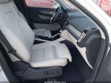 Volvo XC40 2023 Volvo XC 40 B5 Plus Bright Theme 2023 2.0l 2.0 Benzyna 247KM, zdjęcie 9