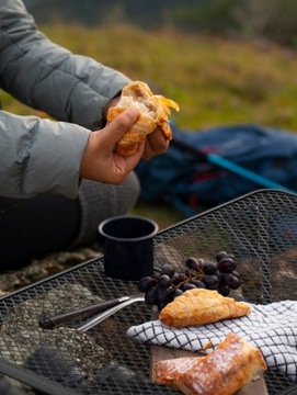 СКЛАДНОЙ ПОСТАВОЧНЫЙ СТОЛИК, ЧЕРНЫЙ, С БОКОВЫМИ ПОЛКАМИ, ЧЕМОДАН