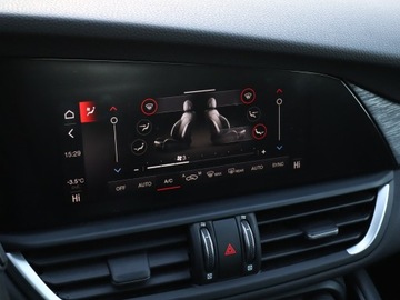 Alfa Romeo Giulia II Sedan Facelifting 2.0 Turbo 200KM 2020 Alfa Romeo Giulia 2.0 Turbo, Salon Polska, zdjęcie 18
