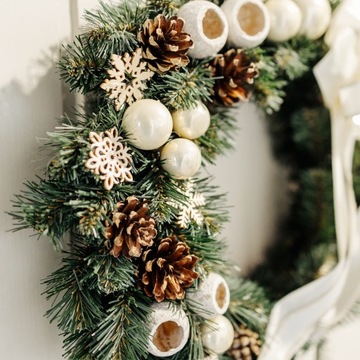 Wieniec wianek stroik świąteczny dekorowany kremowy drzwi stół ścianę 35cm