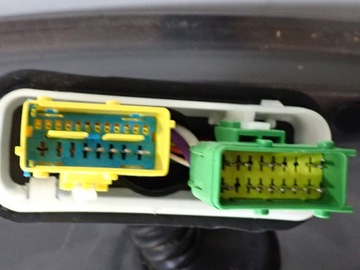 DVEŘE LEVÝ PŘEDNÍ KOMPLETNÍ EVROPA PEUGEOT 2008 16R