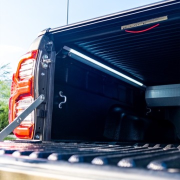 Алюминиевые рольставни с серебристым ящиком Toyota Hilux
