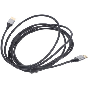 Видеокабель 8k между мужчинами и монитором с видеокабелем