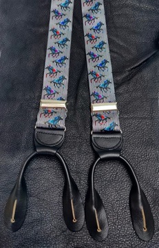 ПОДДЕРЖКИ ПУГОВИЦ, ШЕЛКОВЫЕ СИНИЕ ПОЛОСКИ, МОТИВ ДЕРБИ