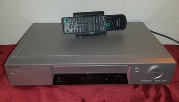 Видеомагнитофон SONY VHS с дистанционным управлением.