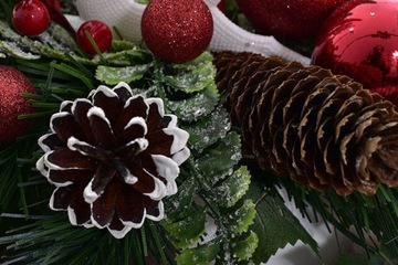 STROIK ŚWIĄTECZNY DEKORACJA SZTUCZNE KWIATY OZDOBY BOMBKI CHOINKA RENIFER